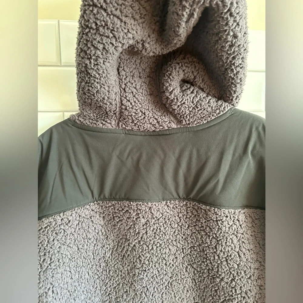 Under Armour Teddy Bear Sweater Size M - Picture 3 of 10